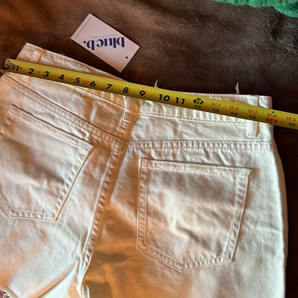 New white shorts - Picture 6 of 7